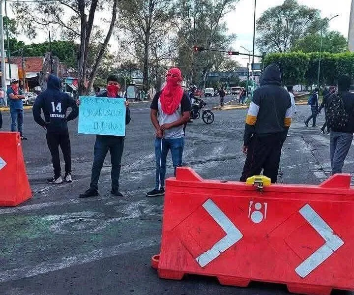 Normalistas exigen liberación de detenidos; protestarán en Fiscalía de Michoacán