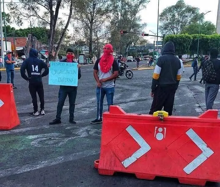Normalistas exigen liberación de detenidos; protestarán en Fiscalía de Michoacán