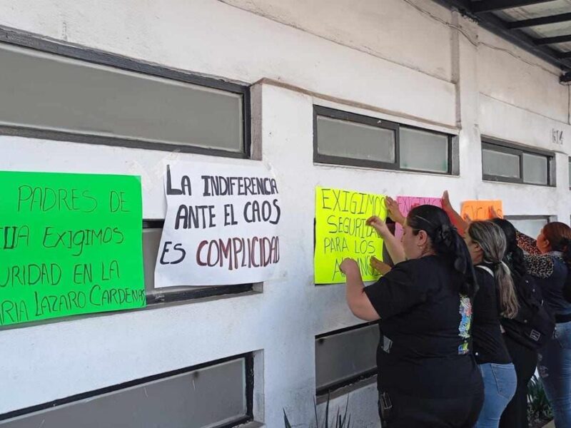Padres de familia de la primaria Lázaro Cárdenas protestan en Uruapan por seguridad