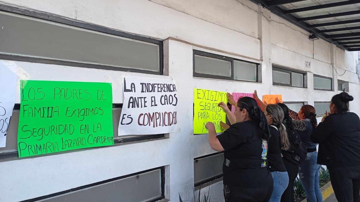 Padres de familia de la primaria Lázaro Cárdenas protestan en Uruapan por seguridad