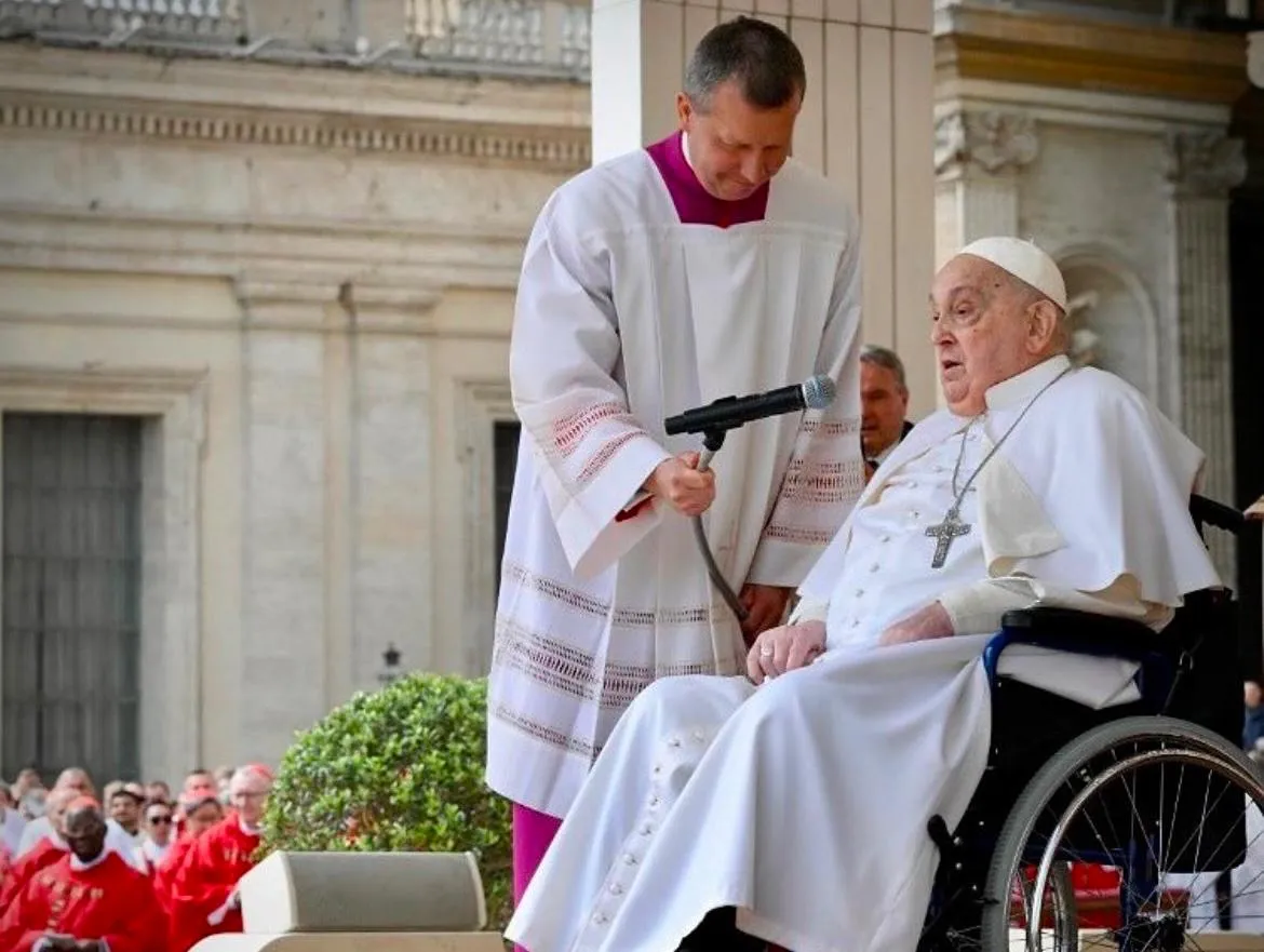 Papa Francisco acude a la plaza San Pedro para el Domingo de Ramos