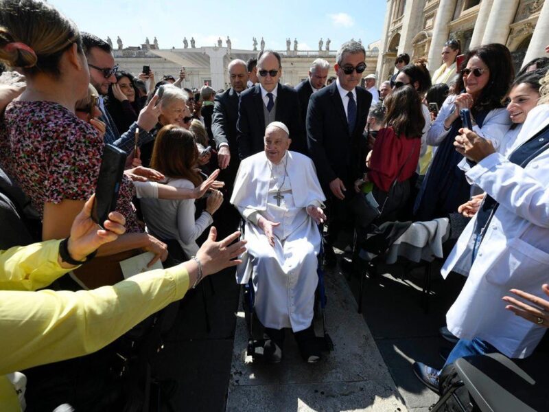 Papa Francisco reaparece y sorprende al final de misa tras recuperación