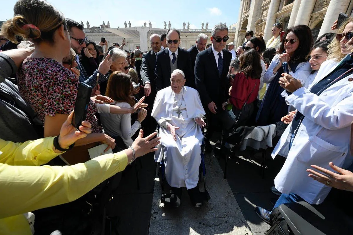 Papa Francisco reaparece y sorprende al final de misa tras recuperación