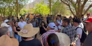 Pobladores de El Alcalde reclaman a alcaldesa de Apatzingán, Fanny Arreola, por inseguridad