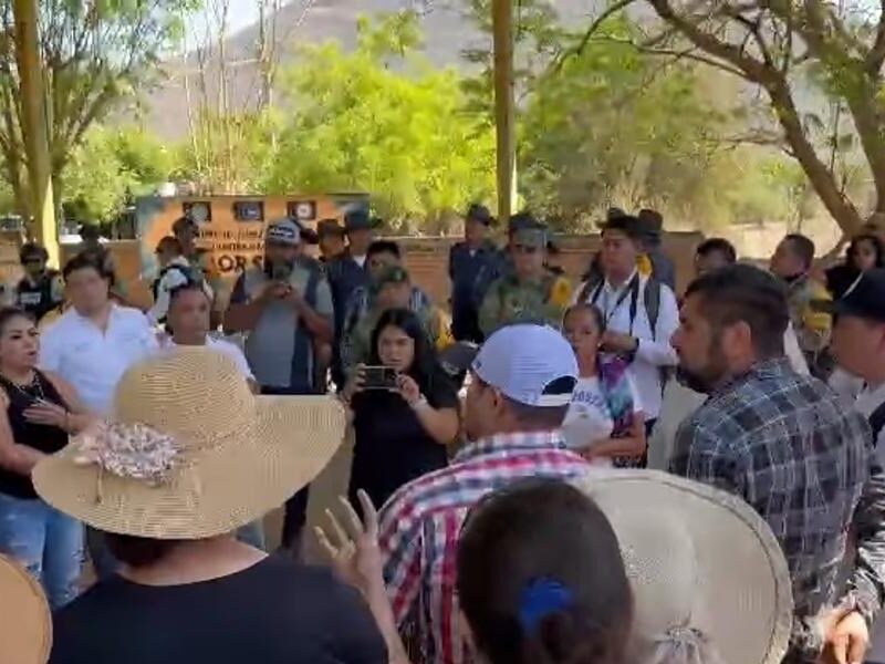 Pobladores de El Alcalde reclaman a alcaldesa de Apatzingán, Fanny Arreola, por inseguridad