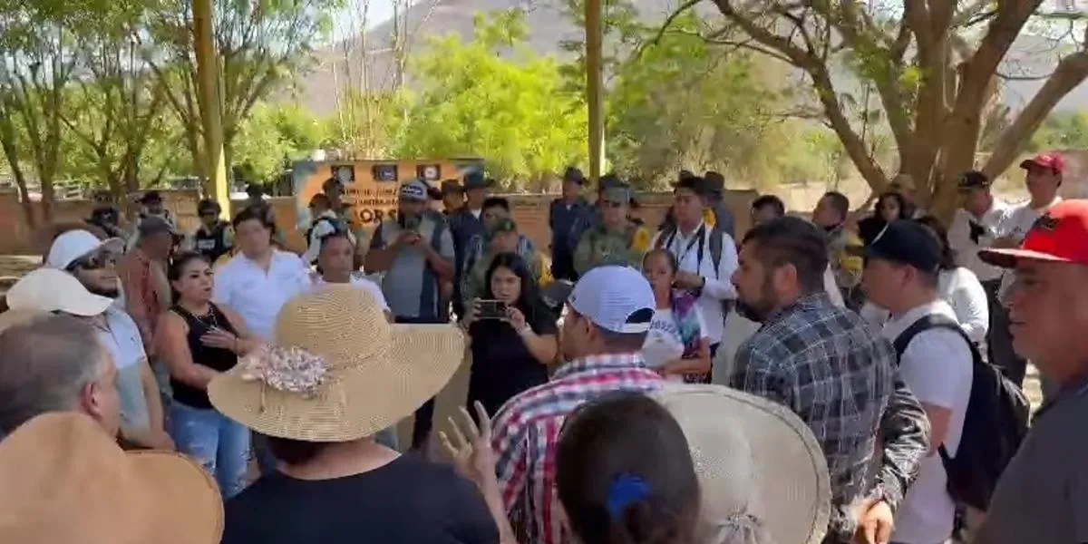 Pobladores de El Alcalde reclaman a alcaldesa de Apatzingán, Fanny Arreola, por inseguridad