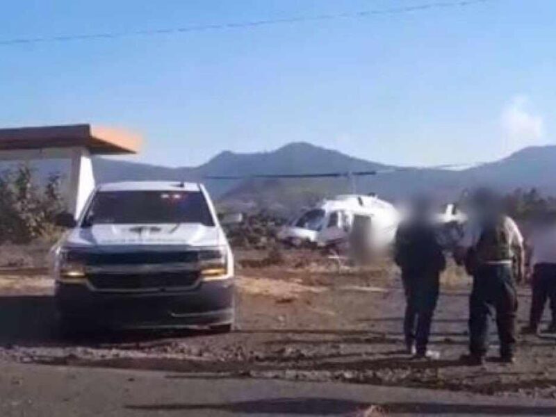 Pobladores golpean y retienen a 2 agentes de la FGE en Zacapu; además un poliministerial protagoniza un accidente