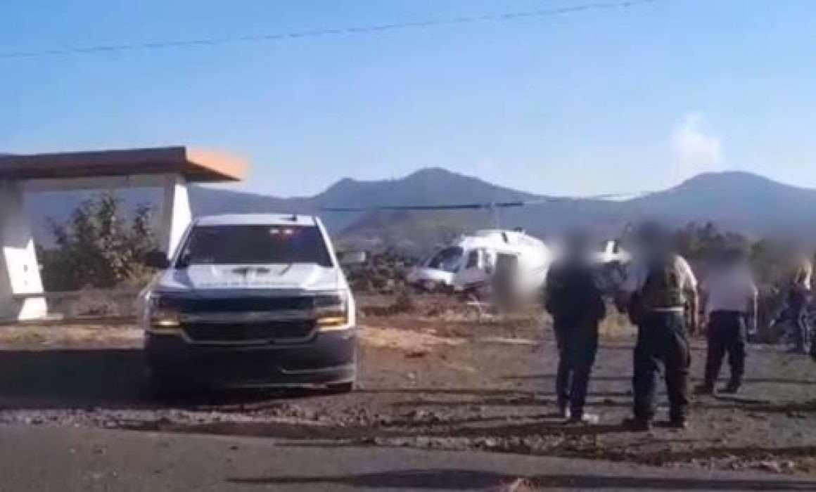 Pobladores golpean y retienen a 2 agentes de la FGE en Zacapu; además un poliministerial protagoniza un accidente