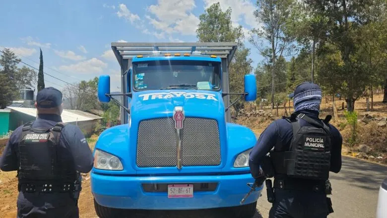 Policía custodia trailer víctima de robo de cargamento de cemento