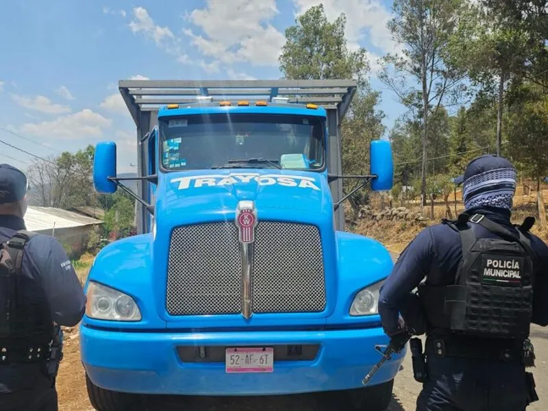 Policía custodia trailer víctima de robo de cargamento de cemento