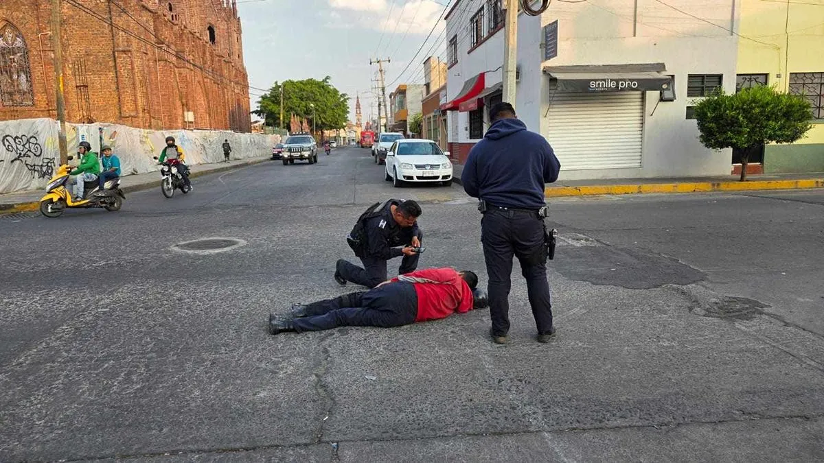 Policía herido al accidentarse en su motocicleta