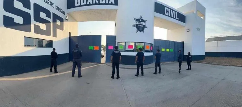 policías de Guardia Civil realizan protesta en distintos puntos de Michoacán