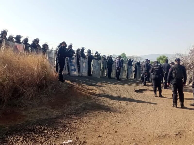 Policías impiden bloqueo de normalistas en la Morelia-Pátzcuaro