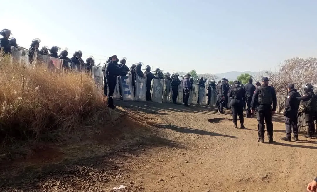 Policías impiden bloqueo de normalistas en la Morelia-Pátzcuaro