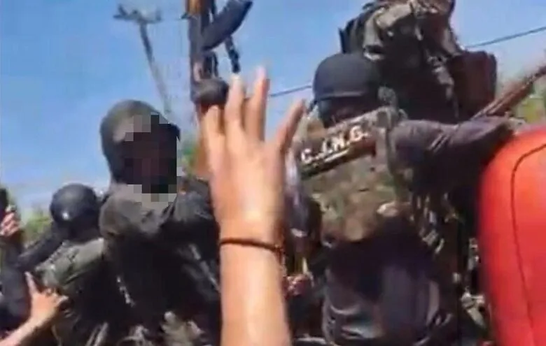 Presuntos integrantes del CJNG celebran Sábado de Gloria con pobladores de Huajúmbaro, Michoacán