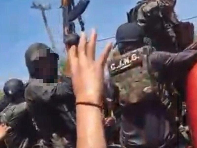 Presuntos integrantes del CJNG celebran Sábado de Gloria con pobladores de Huajúmbaro, Michoacán