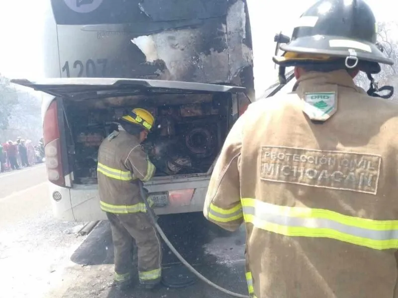 Protección Civil Michoacán sofoca incendio de autobús en la Siglo XXI
