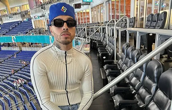 Rauw Alejandro sufre percance con su pantalón en pleno show