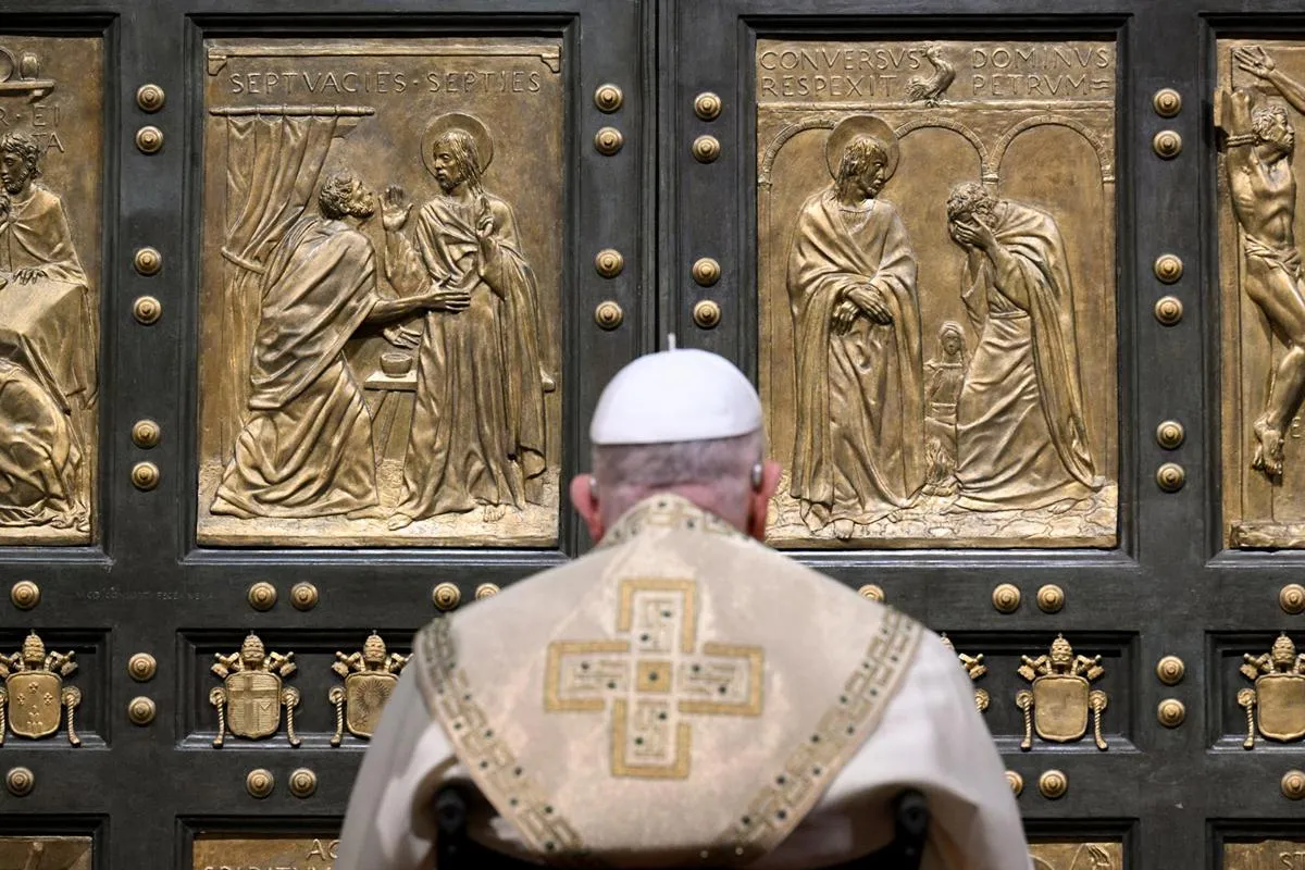 Reaparece el Papa Francisco; visita la basílica de Santa María la Mayor en vísperas de Semana Santa