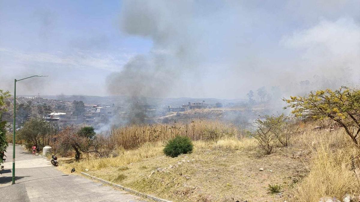 Reportan incendio de pastizal cercano a Villas Oriente, Morelia