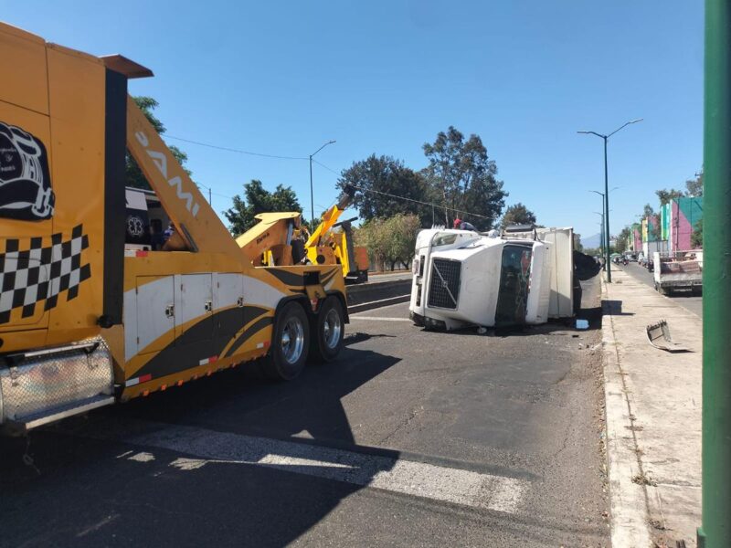 Reportan volcadura de camión de volteo en el libramiento de Morelia