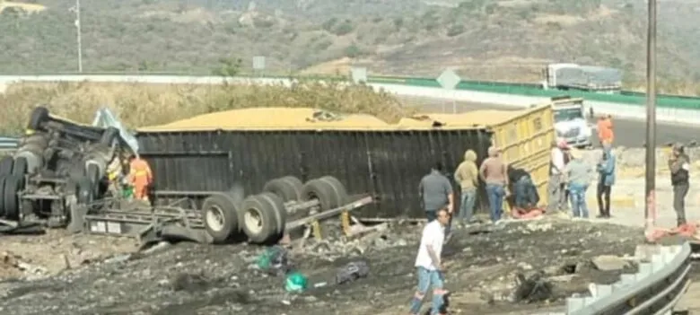 Reportan volcadura de tráiler en el entronque Pátzcuaro-Cuitzeo Guadalajara-México