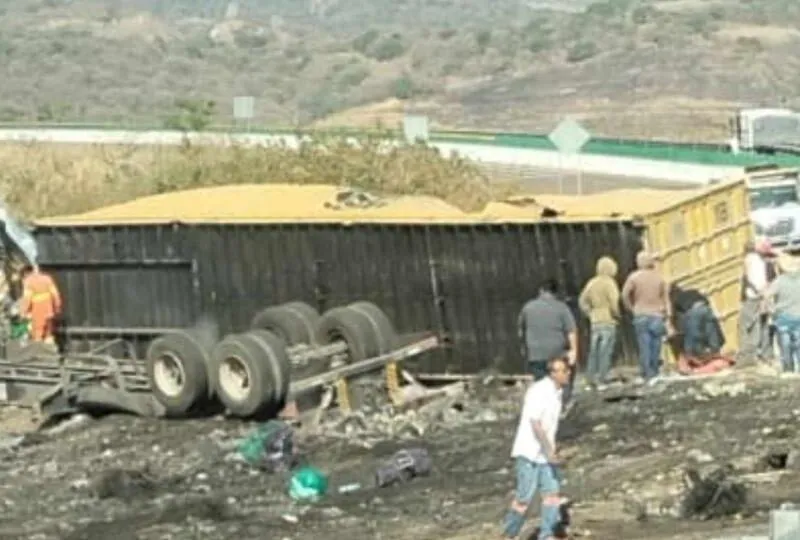 Reportan volcadura de tráiler en el entronque Pátzcuaro-Cuitzeo Guadalajara-México