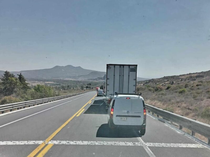 Se desprende contenedor de tráiler y colapsa por horas la autopista Siglo XXI accidente sin lesionados