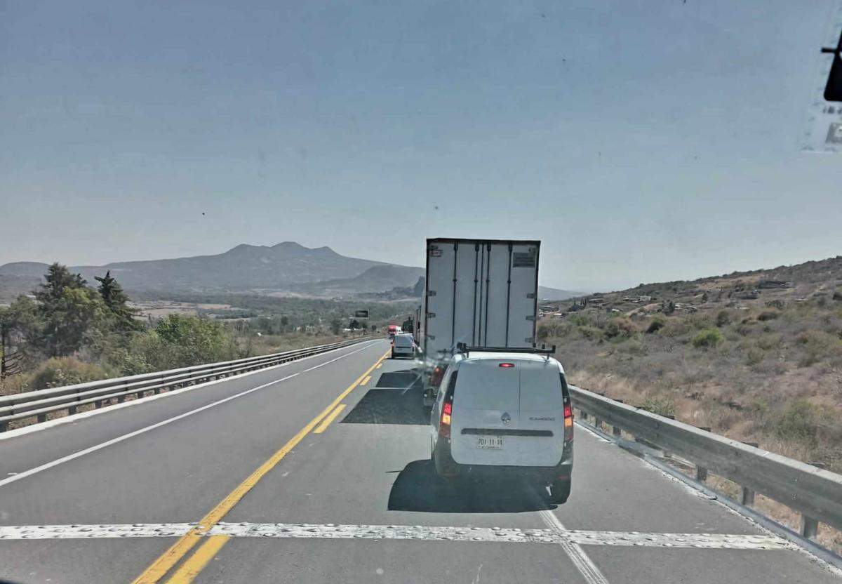 Se desprende contenedor de tráiler y colapsa por horas la autopista Siglo XXI accidente sin lesionados