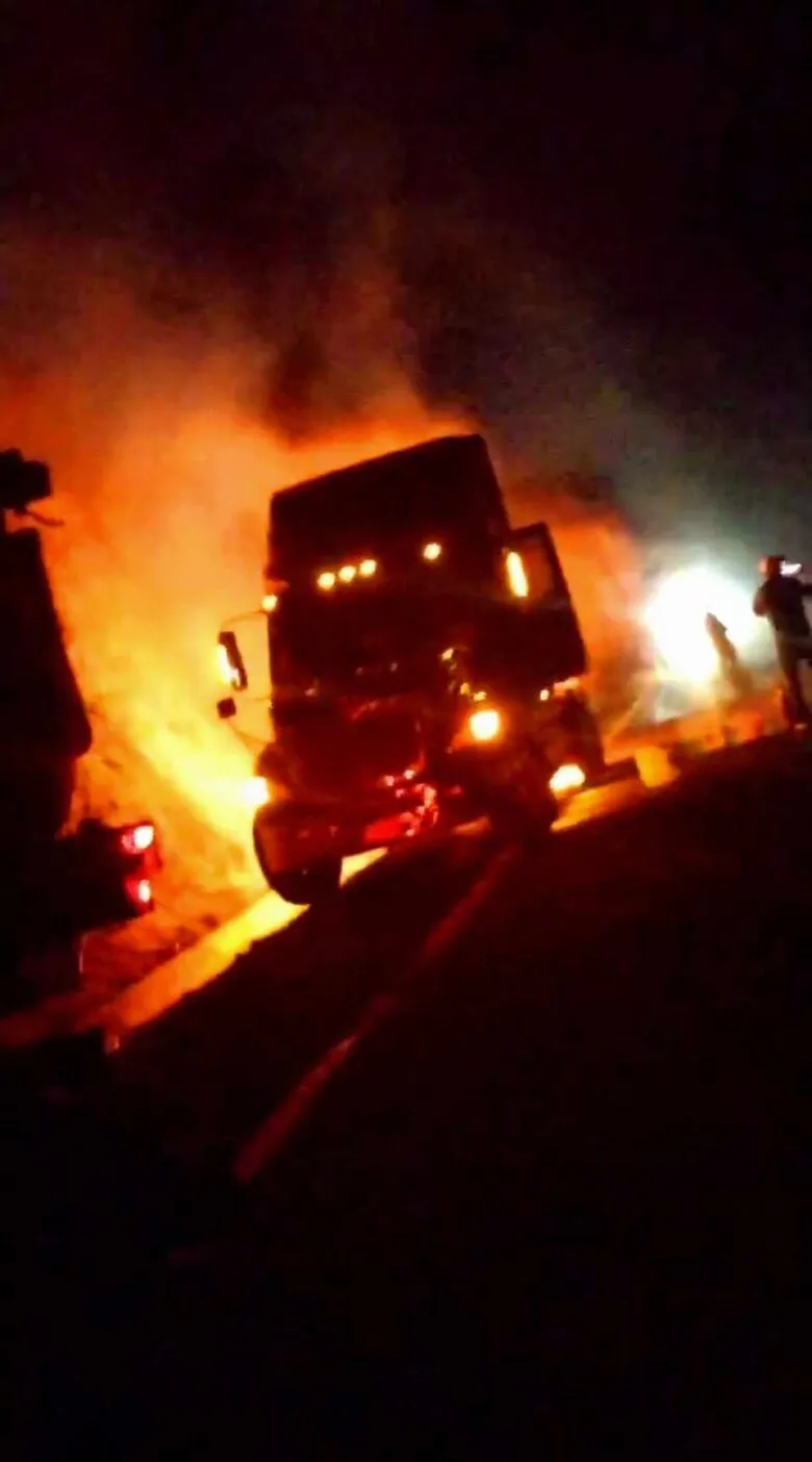 Se incendia camión de carga en la autopista Siglo XXI en accidente