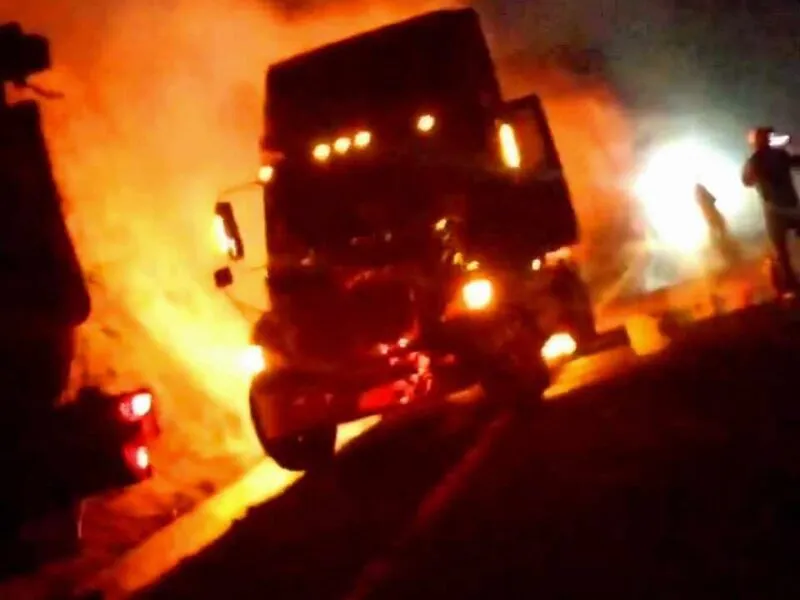Se incendia camión de carga en la autopista Siglo XXI en accidente