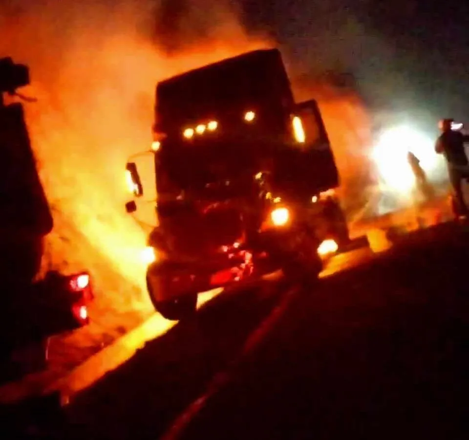 Se incendia camión de carga en la autopista Siglo XXI en accidente
