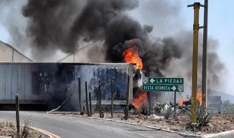 Se registran bloqueos simultáneos y quema de vehículos en distintas carreteras de Michoacán