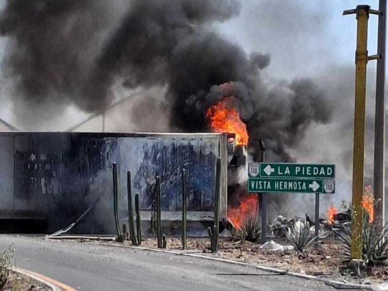Se registran bloqueos simultáneos y quema de vehículos en distintas carreteras de Michoacán