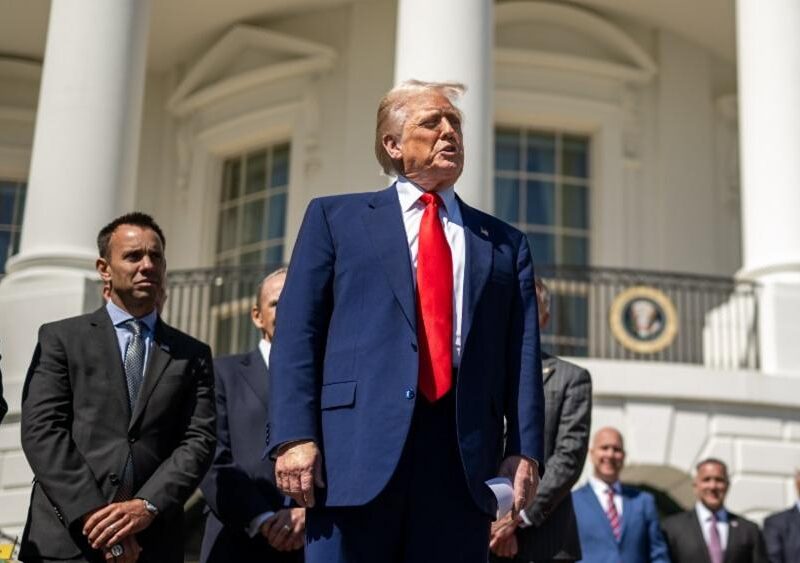 Senadores instan a investigar a Trump por manipulación de mercado
