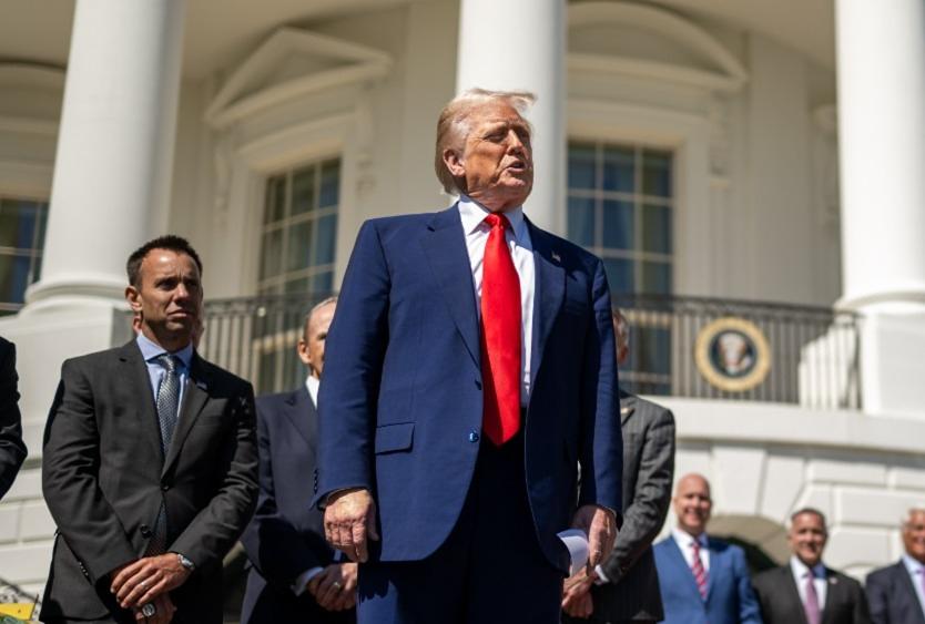 Senadores instan a investigar a Trump por manipulación de mercado