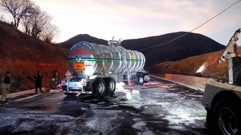 Sin víctimas tras volcadura de camión pipa cargado con gasolina