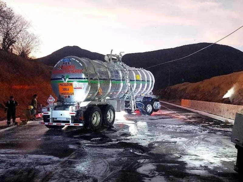 Sin víctimas tras volcadura de camión pipa cargado con gasolina