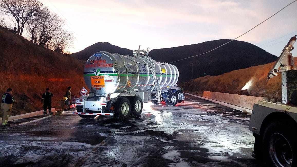 Sin víctimas tras volcadura de camión pipa cargado con gasolina