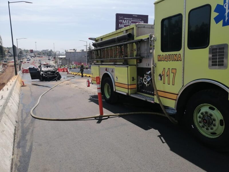 Sofocan incendio de vehículo en puente Paso Catrinas en Morelia