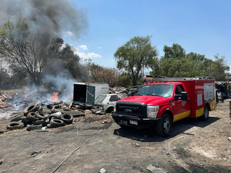 Sofocan incendio en deshuesadero de vehículos en Morelia