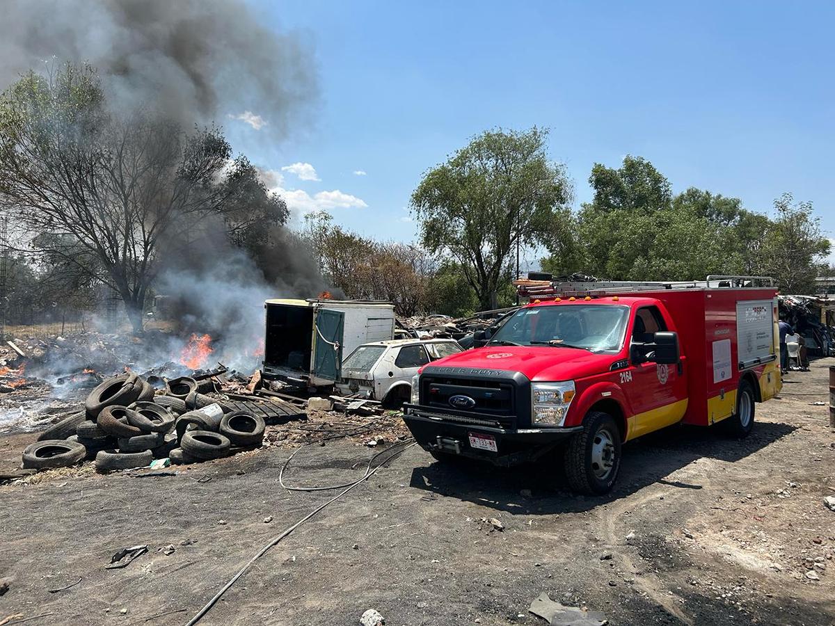 Sofocan incendio en deshuesadero de vehículos en Morelia