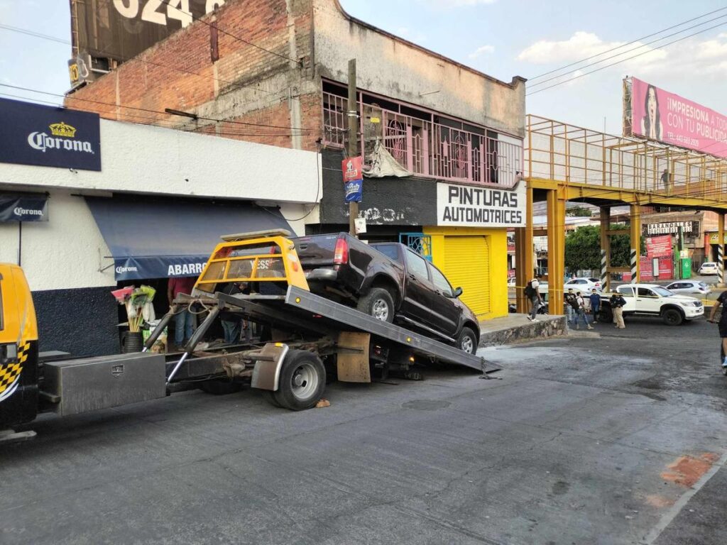 Sujetos le prenden fuego a camioneta en la Primo Tapia, al oriente de Morelia-1