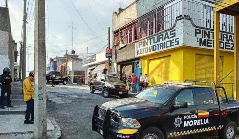 Sujetos le prenden fuego a camioneta en la Primo Tapia, al oriente de Morelia