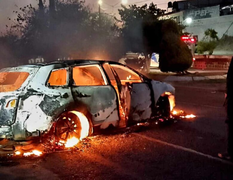 Sujetos queman 2 vehículos en Álvaro Obregón