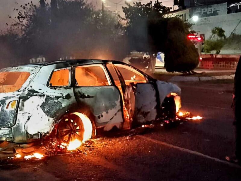 Sujetos queman 2 vehículos en Álvaro Obregón