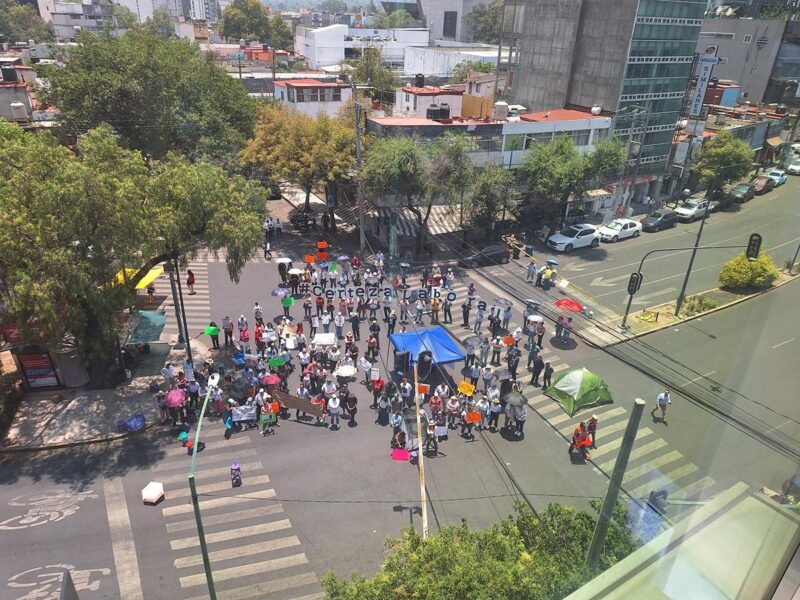 Trabajadores de Mejoredu instalan plantón en oficinas de la SEP; exigen atención a su futuro laboral