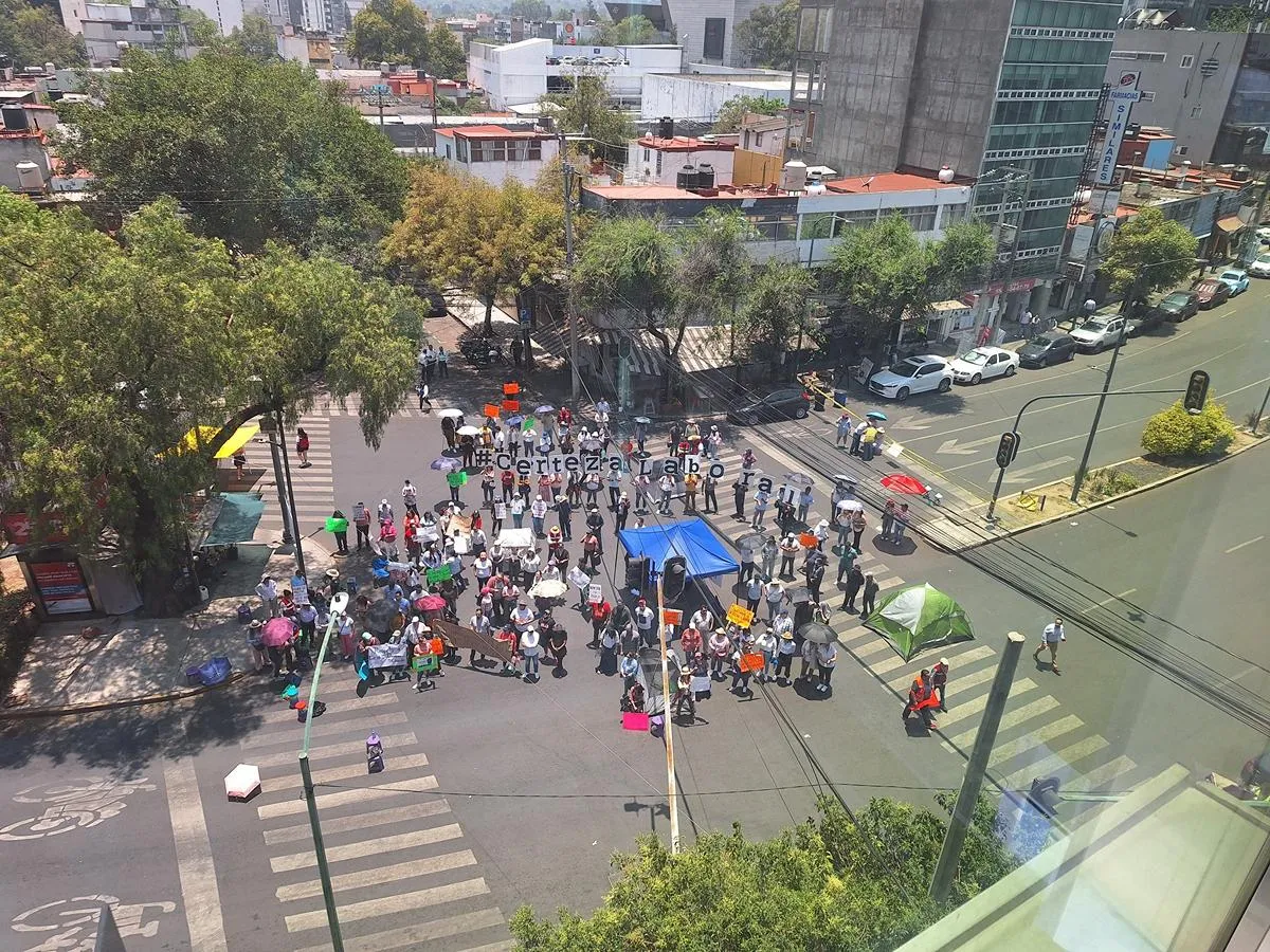 Trabajadores de Mejoredu instalan plantón en oficinas de la SEP; exigen atención a su futuro laboral