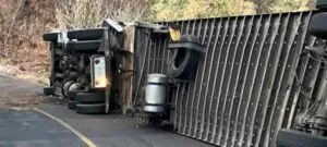 tractocamión melonero sufre volcadura en Tzitzio en accidente