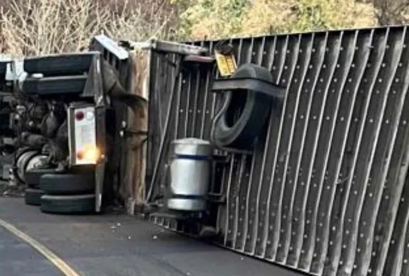 tractocamión melonero sufre volcadura en Tzitzio en accidente